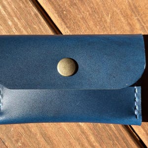 Cartera minimalista de cuero cosida a mano con broche de presión