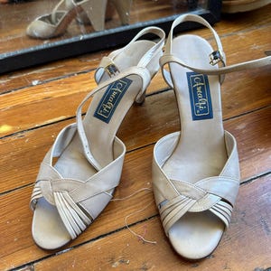 Vintage Amalfi Cream Leather Heels: 60s Italian Peep Toe Kitten Heels, Size 6