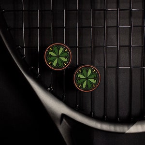 2 pièces, amortisseur de tennis, trèfle, trèfle, amortisseur, amortisseur, + carte à collectionner, amortisseur de vibrations, balance de tennis, cadeau de tennis