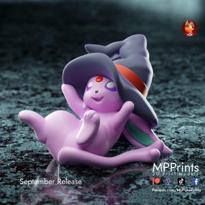 Könnte beinhalten: Eine hellviolette Espeon-Figur mit einem dunkelvioletten Hexenhut mit orangefarbenem Band. Die Figur hat einen roten Edelstein auf der Stirn, große weiße Augen und liegt in einer entspannten Pose. Der Text enthält MPPrints 3D Print Models.