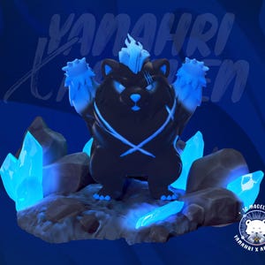 Könnte beinhalten: Eine schwarze und weiße Chibi-Tank-Figur mit blauen leuchtenden Kristallen darum herum. Die Figur steht auf einem felsigen Sockel. Der Text "YANAHRI X ARKHEN" ist in der unteren rechten Ecke des Bildes sichtbar.