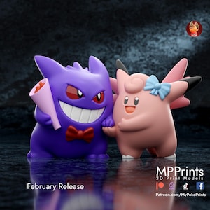 Könnte beinhalten: Ein lila Gengar mit roter Fliege und Blumenstrauß steht neben einem rosa Clefairy mit blauer Schleife. Die Figuren sind 3D-Druckmodelle. Der Text unten lautet "February Release".