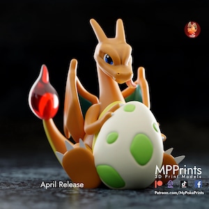 Könnte beinhalten: Ein 3D-gedrucktes Modell eines Charizard-Pokémon, das ein Ei hält. Der Charizard ist orange und hat einen roten Flammenschwanz. Das Ei ist weiß mit grünen Flecken. Das Modell ist Teil einer Reihe von 3D-gedruckten Pokémon-Modellen.