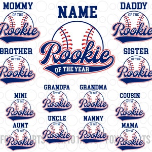 Puede incluir: Un conjunto de 12 diseños de temática de béisbol con el texto "Rookie of the Year" con varios títulos de miembros de la familia, como "Mamá", "Papá", "Hermano", "Hermana", "Abuelo", "Abuela", "Mini", "Tía", "Tío", "Niñera", "Primo" y "Mamá".