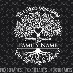 K&ouml;nnte beinhalten: Wei&szlig;e Silhouette eines Baumes mit Wurzeln und &Auml;sten, mit dem Text "Our Roots Run Deep" &uuml;ber dem Baum, "Family Reunion" unter dem Baum und "FAMILY NAME" in einem Banner unter dem Text "Family Reunion". Der Text "Our Love Runs Deeper" befindet sich unter den Wurzeln des Baumes.