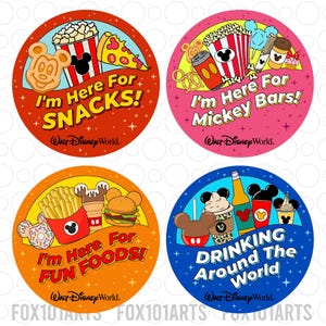 Puede incluir: Cuatro pegatinas circulares con diseños temáticos de comida. Una dice "I'm Here For SNACKS!" con palomitas de maíz, pizza y una galleta con forma de Mickey Mouse. Otra dice "I'm Here For Mickey Bars!" con palomitas de maíz y un refresco. La tercera dice "I'm Here For FUN FOODS!" con papas fritas y una hamburguesa. La última dice "DRINKING Around The World!"