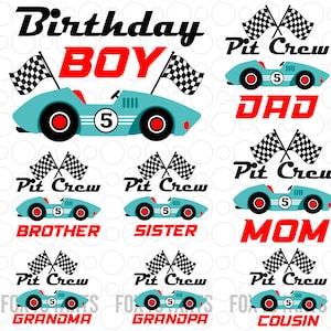Peut inclure: Un ensemble de 8 transferts thermocollants représentant une voiture de course bleue avec des drapeaux à damier et le texte "Pit Crew" et "Birthday Boy". Les transferts comprennent également le texte "Papa", "Maman", "Frère", "Sœur", "Grand-mère", "Grand-père", et "Cousin".