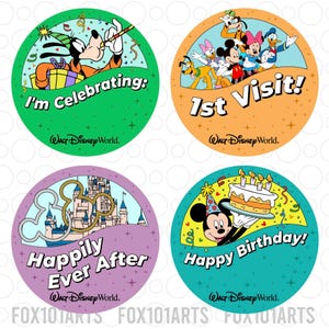 Puede incluir: Cuatro pegatinas redondas y coloridas con personajes y frases de Disney. Una dice "I'm Celebrating" con Goofy, otra dice "1st Visit!" con Mickey y sus amigos, una tercera dice "Happily Ever After", y la última dice "Happy Birthday!" con Mickey.
