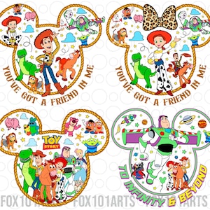 Op de afbeelding: Een set van vier kleurrijke Mickey Mouse-vormige ontwerpen met personages uit de Toy Story-franchise. Elk ontwerp bevat een ander personage, waaronder Woody, Buzz Lightyear, Jessie en een groep Toy Story-personages. De ontwerpen bevatten de tekst "You've got a friend in me" en "To infinity and beyond".
