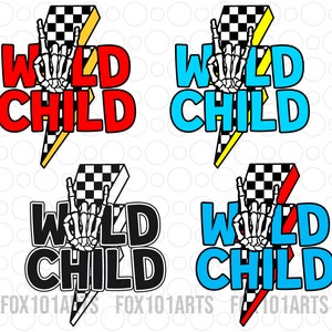 Puede incluir: Cuatro variaciones de color diferentes de un diseño gráfico que presenta un rayo con un patrón de bandera a cuadros y el texto "WILD CHILD" en una fuente en negrita y de bloque. El rayo tiene una mano de esqueleto con un gesto de mano de rock and roll.