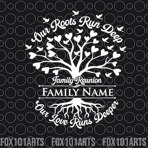 K&ouml;nnte beinhalten: Wei&szlig;e Silhouette eines Baumes mit herzf&ouml;rmigen Bl&auml;ttern und Wurzeln. Der Text "Our Roots Run Deep" befindet sich &uuml;ber dem Baum, und "Family Reunion" befindet sich unter dem Baum. Der Text "FAMILY NAME" ist mittig unter dem Baum platziert. Der Text "Our Love Runs Deeper" befindet sich unter den Wurzeln.
