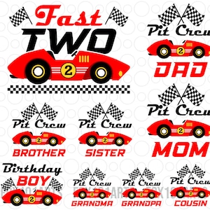 Puede incluir: Coche de carreras rojo con bandera a cuadros negra y el texto "Fast Two" sobre un fondo blanco. La imagen también incluye el texto "Pit Crew" con un coche de carreras rojo para diferentes miembros de la familia: papá, mamá, hermano, hermana, abuela, abuelo y primo.