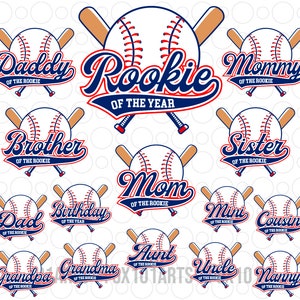 Puede incluir: Un conjunto de 12 diseños con temática de béisbol que presentan varios títulos de miembros de la familia, como "Rookie of the Year", "Daddy of the Rookie" y "Mommy of the Rookie". Cada diseño incluye una pelota de béisbol y bates cruzados.