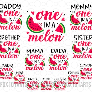 Puede incluir: Una colección de gráficos con temática de sandía con la frase "one in a melon". Los diseños incluyen textos como "Daddy", "Mommy", "Brother" y "Sister", cada uno acompañado de una rodaja de sandía.
