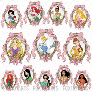 Puede incluir: Una colección de once ilustraciones de princesas Disney, cada una enmarcada en un espejo ovalado dorado adornado con un gran lazo rosa. Los personajes incluyen a Blancanieves, Ariel, Tiana, Aurora, Rapunzel, Cenicienta, Bella, Mérida, Mulán, Jasmine, Pocahontas y Moana, todas representadas con sus atuendos característicos.