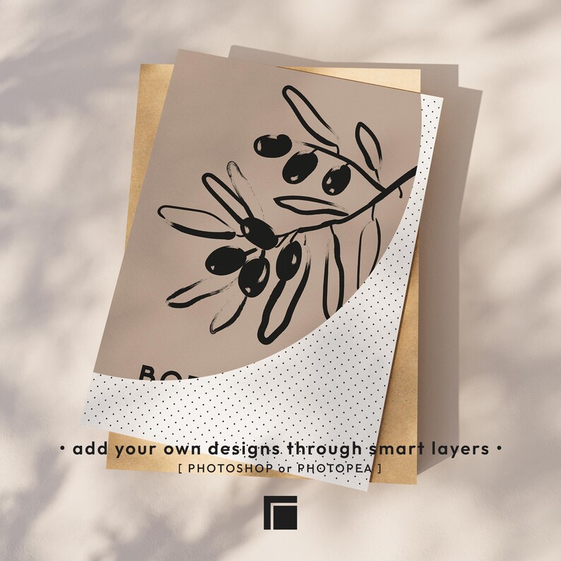Op de afbeelding: Een stapel papier met een beige achtergrond. Het bovenste vel bevat een zwarte olijftakillustratie. Een wit vel met kleine zwarte stippen is eronder gelaagd. De tekst onderaan luidt: "add your own designs through smart layers."
