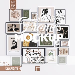 Può includere: Una tazza di ceramica bianca con manico nero e la scritta "But First, Coffee" in grassetto nero. La tazza è posta su uno sfondo sfocato, che suggerisce un'atmosfera accogliente.