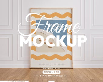 Può includere: Mockup di stampa artistica incorniciata rettangolare con cornice in legno chiaro. L'opera d'arte presenta un quadrato blu, forme beige e linee ondulate arancioni. Le parole "Frame MOCKUP" sono sovrapposte all'immagine. Sfondo: parete bianca e pavimento in legno.