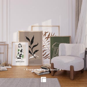 K&ouml;nnte beinhalten: Eine Sammlung gerahmter Kunstdrucke mit botanischen und abstrakten Designs, darunter ein Druck mit dem Wort "SIMPLICITY". Die Drucke werden in einer Raumsituation mit einem wei&szlig;en Sessel und offenen B&uuml;chern pr&auml;sentiert, was eine moderne &Auml;sthetik schafft.