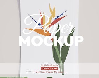 Puede incluir: Una maqueta de papel vertical con una ilustración estilizada de una flor ave del paraíso con pétalos naranjas, amarillos, rojos y azul oscuro y hojas verde oscuro. El texto dice Paper MOCKUP, 3000x3000 pixels, JPEG, PSD y Botanical Drawing Collection.