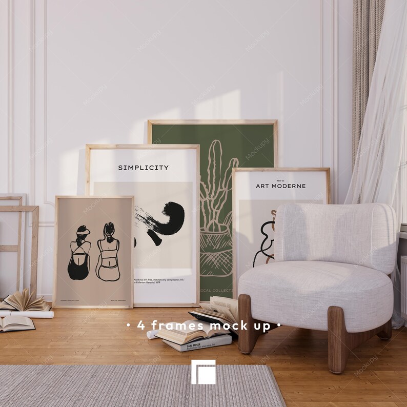K&ouml;nnte beinhalten: Ein Mockup mit vier gerahmten Kunstdrucken mit minimalistischen Designs, darunter abstrakte Formen und Figuren. Die Rahmen werden in der N&auml;he eines wei&szlig;en Sessels mit Holzbeinen, B&uuml;chern und einem Teppich ausgestellt. Der Text "SIMPLICITY" und "ART MODERNE" ist sichtbar.
