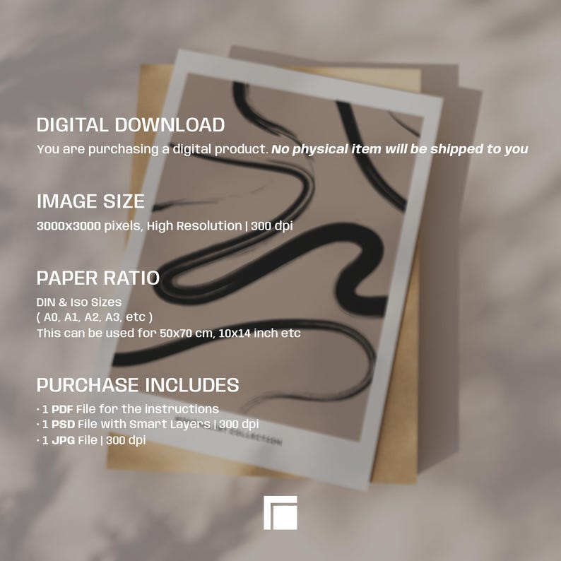 Op de afbeelding: Digitale kunstafdruk met abstracte zwarte penseelstreken op een beige achtergrond. De afbeelding bevat tekst over het digitale product, de afmetingen van de afbeelding, de papierverhouding en aankoopdetails. De afdruk is verkrijgbaar in verschillende formaten, waaronder 50x70 cm.