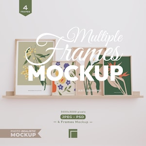 Könnte beinhalten: Ein Mockup mit vier gerahmten Kunstdrucken mit botanischen und abstrakten Designs. Die Rahmen werden auf einem hellen Holzregal vor einer weißen Wand ausgestellt. Das Bild enthält den Text "Multiple Frames Mockup".