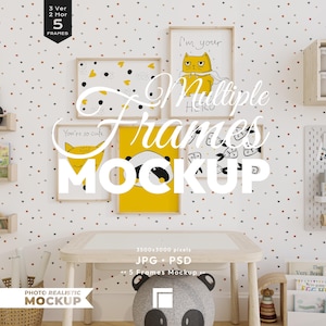 Puede incluir: Una maqueta que presenta cinco impresiones artísticas enmarcadas con ilustraciones de dibujos animados de un gato, un panda y diseños abstractos. Los marcos se muestran en una pared de lunares sobre una pequeña mesa de madera. El texto "Multiple Frames Mockup" está superpuesto.
