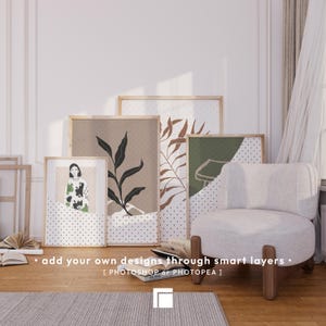 K&ouml;nnte beinhalten: Eine Sammlung gerahmter Kunstdrucke mit botanischen und abstrakten Designs, darunter ein Portr&auml;t. Die Drucke befinden sich in Holzrahmen und werden vor einer wei&szlig;en Wand ausgestellt. Ein wei&szlig;er Sessel mit Holzbeinen befindet sich im Vordergrund. Text auf dem Bild: "add your own designs through smart layers".