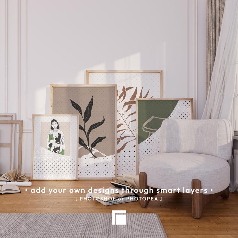 K&ouml;nnte beinhalten: Eine Sammlung gerahmter Kunstdrucke mit botanischen und abstrakten Designs, darunter ein Portr&auml;t. Die Drucke befinden sich in Holzrahmen und werden vor einer wei&szlig;en Wand ausgestellt. Ein wei&szlig;er Sessel mit Holzbeinen befindet sich im Vordergrund. Text auf dem Bild: "add your own designs through smart layers".