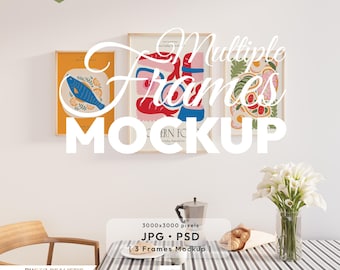 Peut inclure: Maquette de trois cadres d'art avec des motifs abstraits colorés. Les cadres sont montés sur un mur blanc au-dessus d'une table avec une nappe rayée, une cafetière et des fleurs. Le texte "Multiple Frames Mockup" est superposé à l'image.
