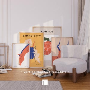 K&ouml;nnte beinhalten: Eine Sammlung gerahmter vertikaler Poster mit minimalistischen Designs. Ein Poster zeigt einen Pferdekopf, ein anderes einen K&auml;fer und ein drittes eine Schildkr&ouml;te. Die Poster werden in der N&auml;he eines wei&szlig;en Sessels und offener B&uuml;cher ausgestellt.