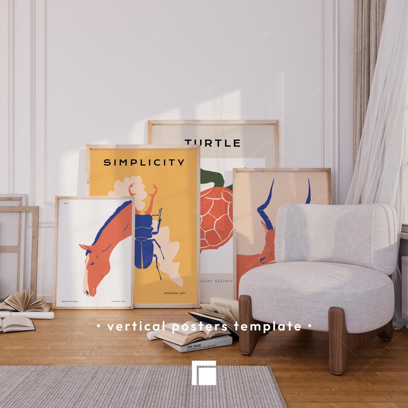 K&ouml;nnte beinhalten: Eine Sammlung gerahmter vertikaler Poster mit minimalistischen Designs. Ein Poster zeigt einen Pferdekopf, ein anderes einen K&auml;fer und ein drittes eine Schildkr&ouml;te. Die Poster werden in der N&auml;he eines wei&szlig;en Sessels und offener B&uuml;cher ausgestellt.