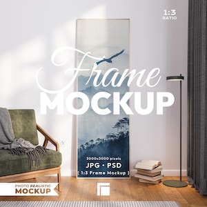 Pode incluir: Maquete de moldura vertical com uma pintura de paisagem de montanhas e árvores em tons de azul. As palavras "Frame MOCKUP" estão em escrita branca. A imagem inclui uma poltrona verde, livros e um candeeiro de pé.
