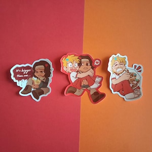 Op de afbeelding: Drie gestanste stickers met stripfiguren. De linker sticker toont een figuur die een broodje vasthoudt met de tekst It's bigger than me. De middelste sticker toont een figuur die een ander draagt. De rechter sticker toont een figuur met een drankje.