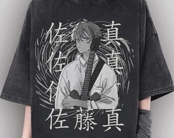 Może przedstawiać: Czarny t-shirt z grafiką w stylu mangi przedstawiającą osobę trzymającą gitarę. Projekt zawiera japoński tekst i wirujące tło. Koszulka ma sprany, vintage wygląd.