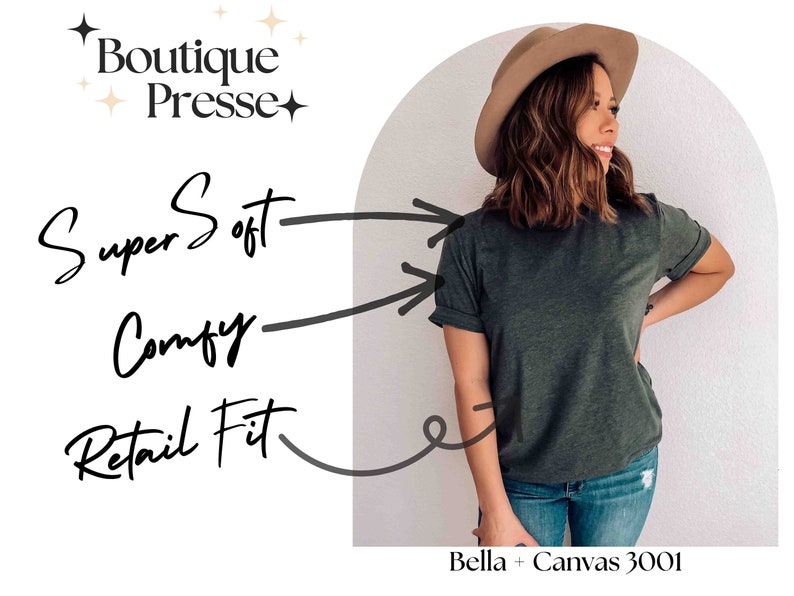 Pu&ograve; includere: Una donna indossa una maglietta verde scuro con il testo "Bella + Canvas 3001" in basso. La maglietta &egrave; descritta come "Super Soft", "Comfy" e "Retail Fit".