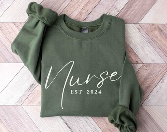 Benutzerdefiniertes Krankenschwester-Sweatshirt, neue Krankenschwester Geschenk, Krankenschwester-Abschlussgeschenk, Krankenschwester Est. Crewneck, Krankenpflege Sweatshirt, Nurse Grad Geschenk, Nurse Life