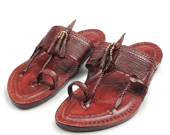 Klassiek bordeauxrood - Bourgondische kolhapuri-chappal heren met fijne leren vlechten en pompons aan de bovenkant, gewatteerde onderkant met handmatig leer