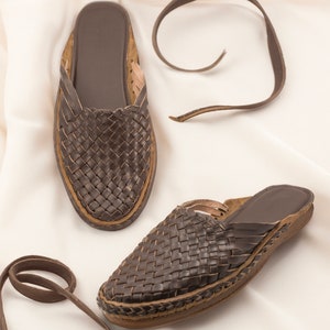 Terra - Damen Braune Farbe Sandalen - Traditionelle elegante indische Kolhapuri Leder Bantus | stylische Lederpantolchen | Einzigartiges Geschenk für sie