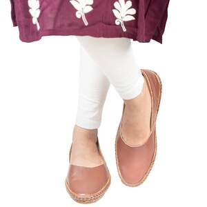 Umber - Damen Rot Braun Slip ons - Traditionelle indische Kolhapuri Leder Bantus | stylische Lederpantolchen | Einzigartiges Geschenk für sie