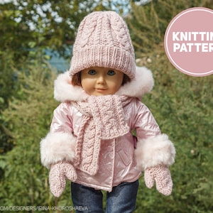 Może przedstawiać: Lalka w różowej dzianinowej czapce, szaliku i rękawicach. Lalka ma również na sobie różową kurtkę z kołnierzem i mankietami ze sztucznego futra. Obraz zawiera tekst "Knitting Pattern" w różowym kole.