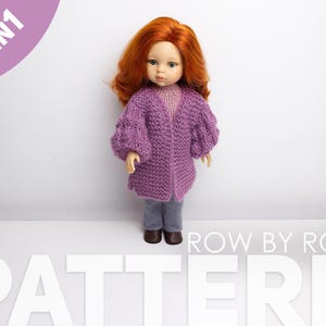 Pode incluir: Um padr&atilde;o de tric&ocirc; 3 em 1 para um casaco, uma blusa e cal&ccedil;as para bonecas. O padr&atilde;o &eacute; escrito em linhas e apresenta um casaco roxo com um ponto texturizado.