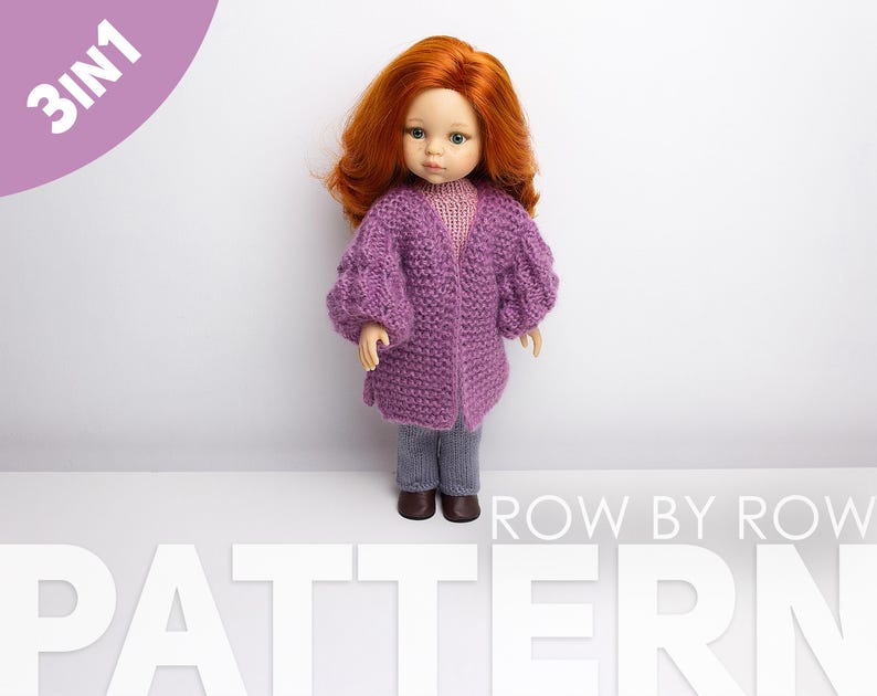 Pode incluir: Um padr&atilde;o de tric&ocirc; 3 em 1 para um casaco, uma blusa e cal&ccedil;as para bonecas. O padr&atilde;o &eacute; escrito em linhas e apresenta um casaco roxo com um ponto texturizado.