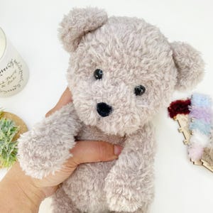 Modello Amigurumi per orsacchiotto di peluche all'uncinetto. Tutorial PDF per orsetto di lana peloso. Tutorial per orsetto di peluche lussureggiante per livello intermedio immagine 2
