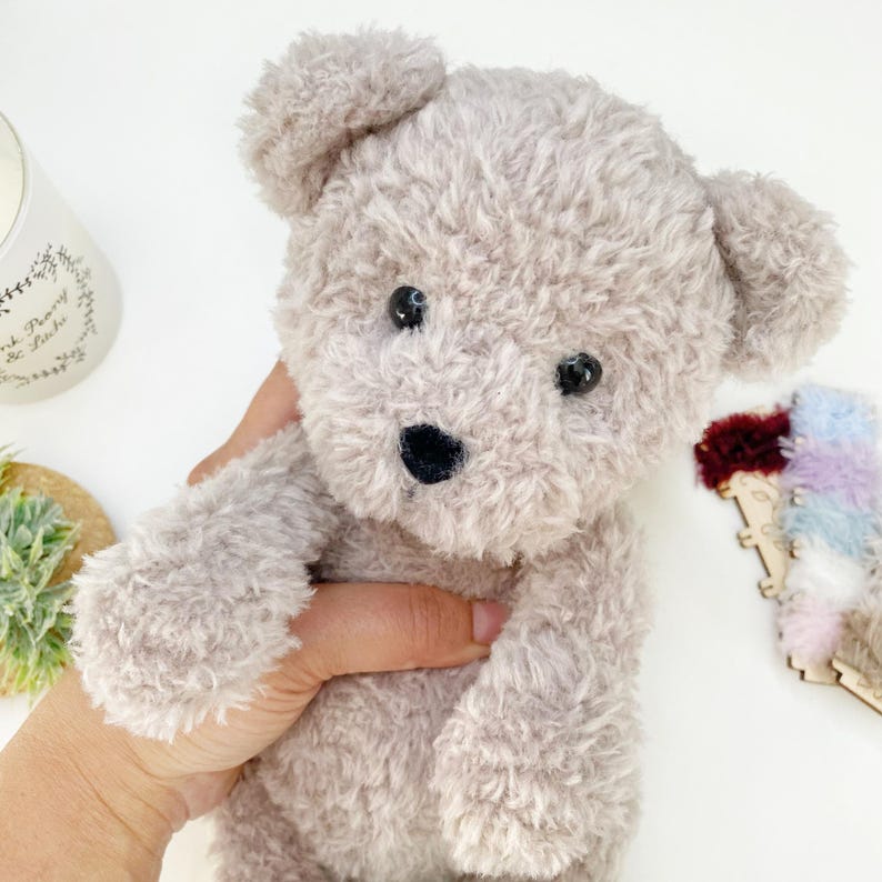 Modello Amigurumi per orsacchiotto di peluche all'uncinetto. Tutorial PDF per orsetto di lana peloso. Tutorial per orsetto di peluche lussureggiante per livello intermedio immagine 2