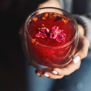 Rosy Elixir – Handgemaakte bloemenkruidenthee met hibiscus, kamille en rozenblaadjes – Infusie voor vrouwelijk welzijn – Zacht ritueel