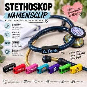 Op de afbeelding: Een donkerblauwe stethoscoop met een metallic gouden slang en een zwarte naamclip met het opschrift A.Teek. Extra rechthoekige naamclips in zwart, rood, roze, lichtblauw, paars, groen en geel zijn voorzien van diverse teksten en iconen zoals een hartje.