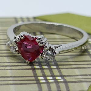 Anel delicado de coração de rubi: prata esterlina 925, detalhes em diamante CZ