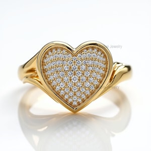 Anillo de corazón de moissanita: plata de ley bañada en oro de 14 k, con acabado escarchado